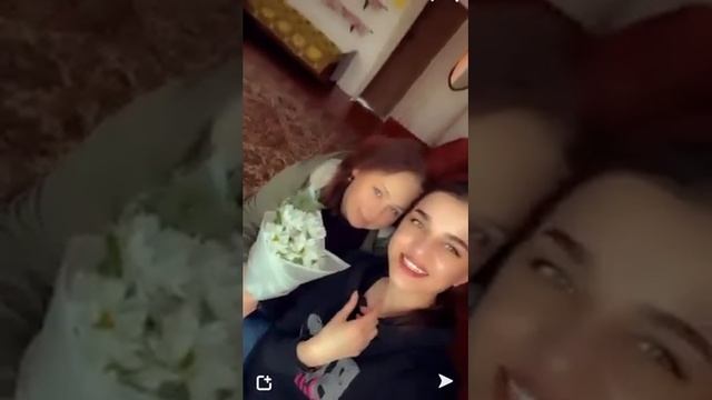 КУПИЛ БУКЕТ ХРИЗАНТЕМ  КРАСИВОЙ ДАМЕ?