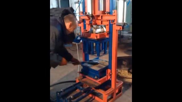 вибропресс для  блоков малогабаритный СИРГИС-2МП.avi