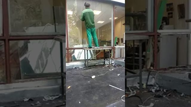 Демонтаж огромного 6мм стекла часть1 смотреть онлайн