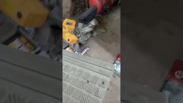 Полимерпесчаная накладка на ступени.Распил и вкручивание самореза. kompozit54.com