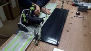 Отпиливаем столешницу искусственный камень