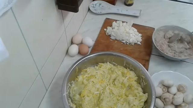 Запеканка пальчики оближешь.Подходит для диабетиков,а также для худеющих.Запеканка из кабачков.