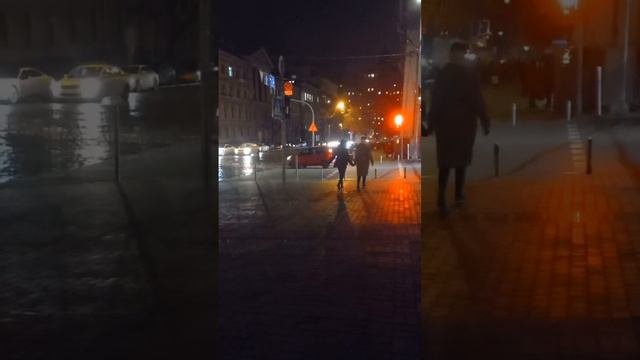 Kreschatik Street, National Drama Theatre, Kyiv, Ukraine. 19.january.2023. Rain +8C.