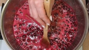 Густое Варенье из Вишни с Косточками и Целыми Ягодами на Зиму — Рецепт Пятиминутка