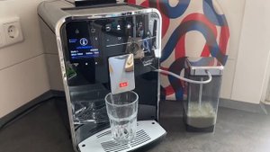Melitta Caffeo Barista TS Smart F850 102 Test mit Latte Macchiato
