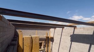 Монтаж двутавровых балок краном\Полу-фронтоны односкатной крыши\Завершаем кладку\Часть 3 (июль 2022