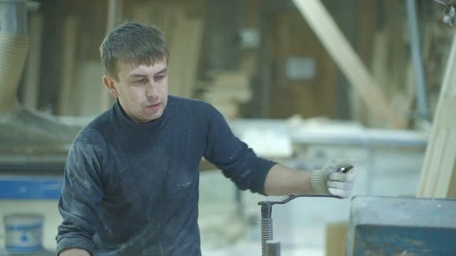 Кинематографичные кадры. Производство дверей на частном предприятии смотреть онлайн