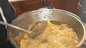 Тушеная капуста с мясом в казане.муж очень любит готовить для нас