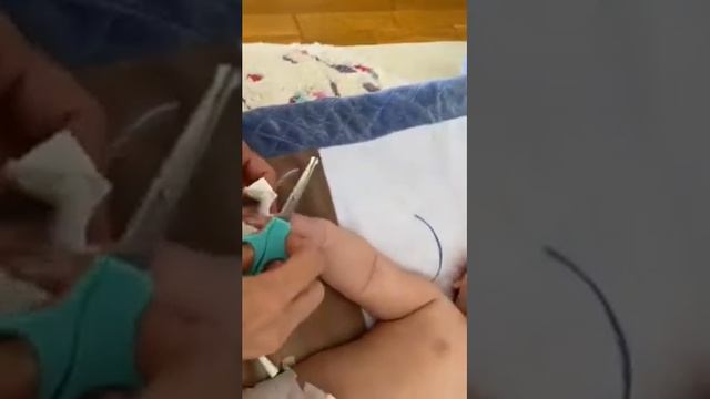 Как стричь ногти новорожденному