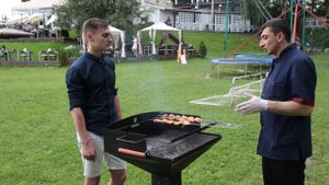 Готовим сочный свиной шашлык и овощи на гриле с шеф поваром ресторана.