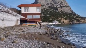 Крым. Новый Свет. 19 января 2023 .Сегодня погода тёплая. В Крещенском море есть купающиеся.