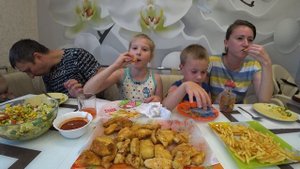 МУКБАНГ НАГГЕТСЫ КАРТОШКА ФРИ САЛАТ ДЛЯ МНОГОДЕТНОЙ СЕМЬИ | MUKBANG NUGGETS FRENCH FRIES AND SALAD