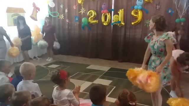 Супертанец. Мамы танцуют на выпускном в детском саду.