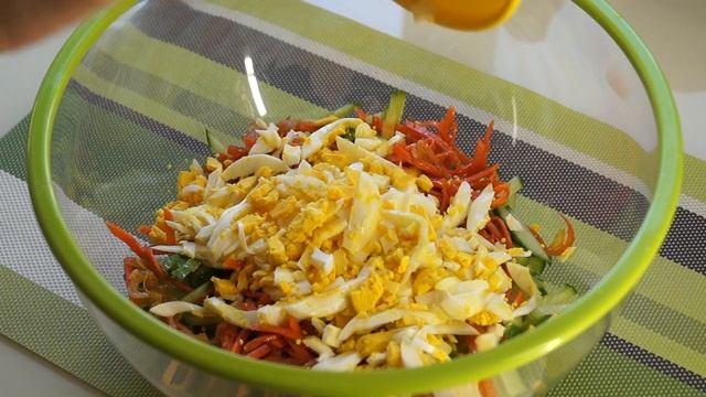 Салат с корейской морковью и сухариками. Очень нежный, вкусный.