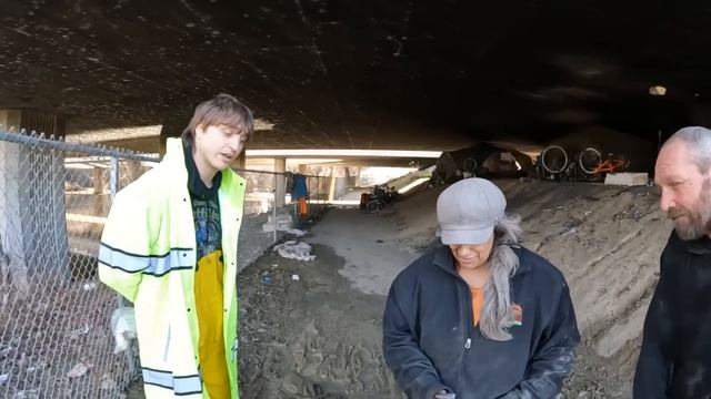 Exploring an Island of Homeless People смотреть онлайн