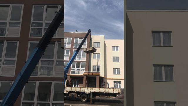 Уборка мусора с крыши при помощи манипулятора смотреть онлайн