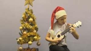 Маленькой ёлочке холодно зимой - Янева Лиза (укулеле)
