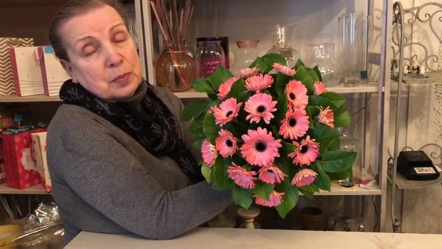 БУКЕТ С ГЕРБЕРАМИ. BOUQUET WITH HERBERS. ФЛОРИСТИКА ДЛЯ НАЧИНАЮЩИХ смотреть онлайн