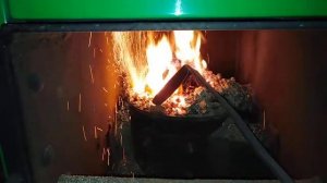 РЕТОРТНАЯ горелка автоматического котла ВСКЗ, скапливается зола между задней стенкой и горелкой