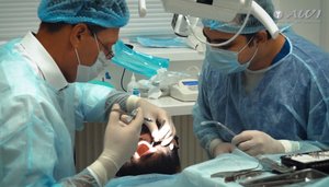 Установка керамического импланта. Живая операция для стоматологов семинар