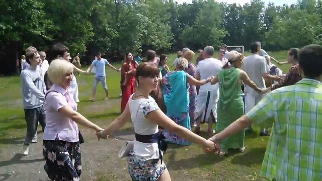 Харинама с хороводом в парке Винновская роща на славянских гуляниях 14 июня 2015 г