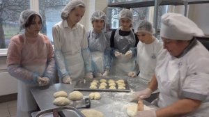 Как приготовить сдобные булочки в школьной столовой