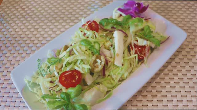 Капустный салат с моцареллой смотреть онлайн