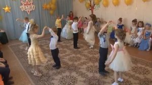Танец "Хвостики, как бабочки весело порхают"