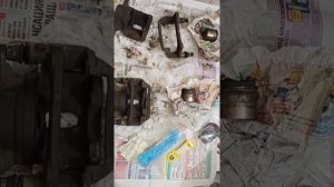 Toyota Corona 190 подготовка к обслуживанию тормозных суппортов.