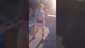 Женщинатанцует и  раздевается перед детьми в центре Волгодонска