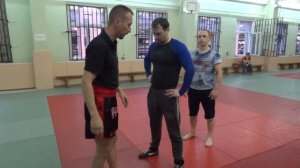 Убойная комбинация для начала боя! Удар в пах+прямой удар локтем.