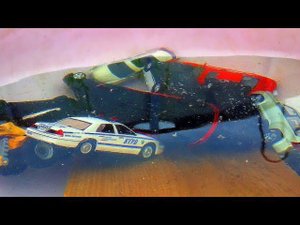 Машинки едут в воду! Модельки под водой. Про машинки.