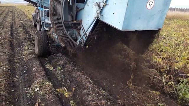 копаем картофель в грязь! как модернизировать комбайн Анна Z-644 смотреть онлайн