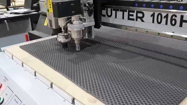 BIGZEE CUTTER cutting EVA foam with 10mm oscillating tool EOT 1 cutting elements of different shapes