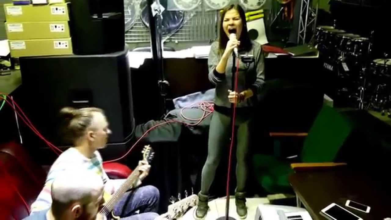Илона Соломонова (вокалистка кавер-бэнда "PARTY.FON")