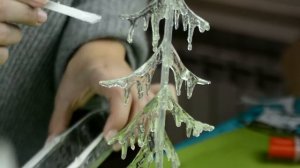 Имитация льда в декоре/ Ледяная елочка своими руками / Елочные украшения из клея