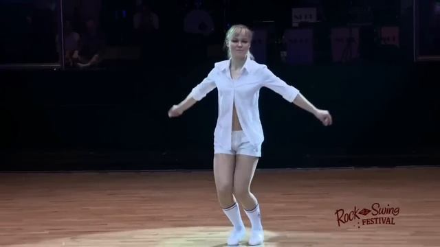 Оля на танцполе...