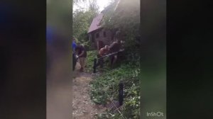 Закручиваем винтовые сваи для забора.