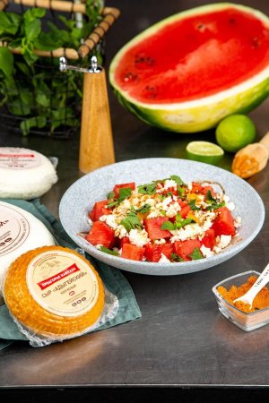 Салат с арбузом и копченым сыром "Адыгейский"