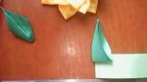 Листочек канзаши из атласных лент.