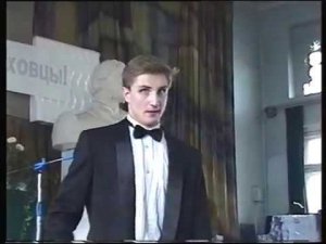 "Под ольхой задремал есаул молоденький" - поёт Роман Акимов, гитара - Красов Илья. МГОПУ, 1999 год.