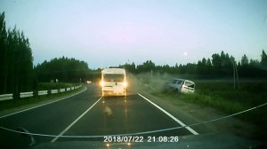 Водитель «Ларгуса» не вписался в поворот