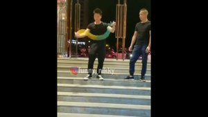 Ridiculous Tricks With a Slinky / Трюки с пружинкой