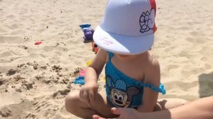 На пляже Ищем сокровища пиратов