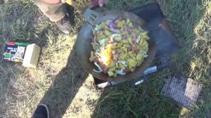 жареная картошка с салом на природе