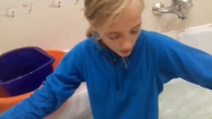 Слабо не слабо | Скупатся в ванной хододной воды в одежде
