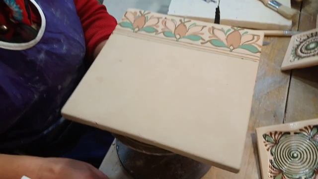 Оксана Чепурна розмальовує кахлі, графіка смотреть онлайн