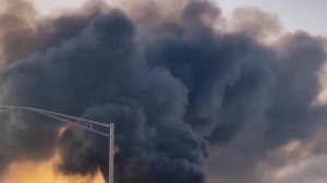 В США горит склад в аэропорту Нью-Джерси. Более 100 пожарных борются с огнем, сообщил мэр города.
