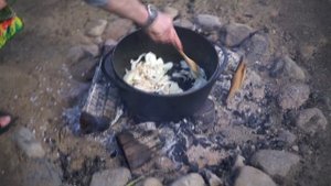 Офигительный вок с курицей и овощами на костре: готовим в походе