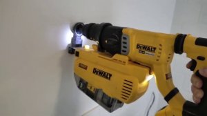 аккумуляторный перфоратор DeWalt с системой пылеудаления.